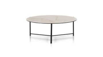 Ronde industriële salontafel van Montel met wit keramieken blad en drie zwart metalen poten.