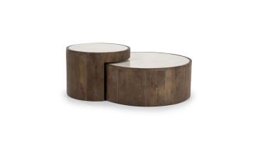 Vooraanzicht salontafel set Hazel van Eleonora, één grote en één kleine rond in bruin mangohout en marmeren blad.