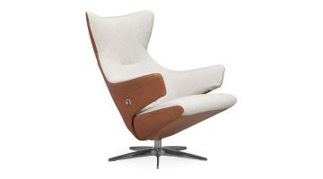 Relaxfauteuil Sesto van Topform in perspectief op een witte achtergrond. Uitgevoerd in een duo-stoffering van bruin leder en een beige stof. 