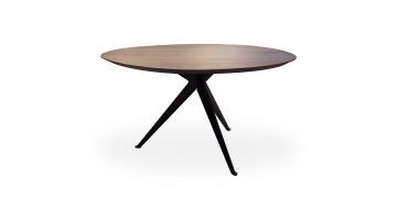 Vooraanzicht eettafel Stella van Happy@Home met bruin houten organisch tafelblad en kruislings zwart metalen spinpoot.