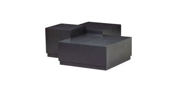 Schuinaanzicht zwarte salontafels in drie verschillende hoogtes en formaten Pim Van WOOOD.