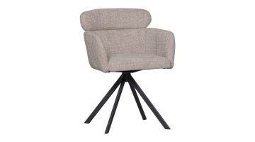 Schuinaanzicht Naturel stoffen eetkamerstoel met armen Fenne van WOOOD en  zwart metalen spinpoot.