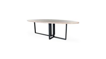 Vooraanzicht eettafel Eris van Bert Plantagie met ellips licht eiken tafelblad en zwart metalen symmetrisch onderstel. 