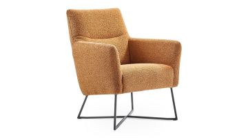 Fauteuil Varne met oranje bekleding en zwart metalen buisframe, vooraanzicht.