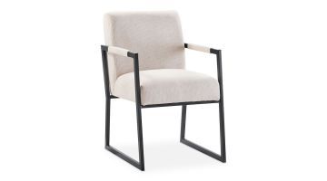 Moderne eetkamerstoel met naturel bekleding en zwart sledeframe van metaal. Getoond schuin van voren.