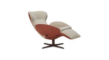 Zijaanzicht van de Limited Edition Jori Daydreamer relaxfauteuil in een beige stof met bruine details en een voetensteun omhoog.