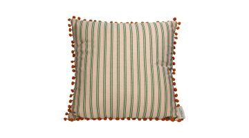 Vierkant kussen met lichtbeige achtergrond en groene verticale strepen, afgewerkt met feloranje pomponnetjes langs de randen.
