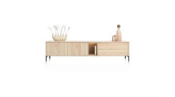 Lowboard Trenton van eikenfineer in naturel met latjesmotief, metalen poten en decoratieve accessoires op het blad.