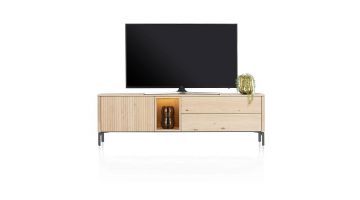 Lowboard Trenton in naturelkleur eikenfineer met latjesmotief, tv erop geplaatst.