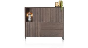 Voorzijde van de TRENTON dressoir van XOOON in clay eikenfineer, met een led-verlicht niche en strak latjesmotief.