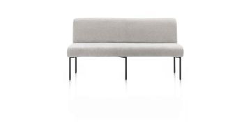 Eetkamerbank REVERSO van XOOON in kiezelkleurige chenillestof, met een slank grafietkleurig metalen onderstel, geschikt voor moderne interieurs.