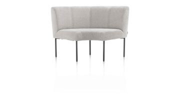 Afgeronde hoek van de REVERSO eetkamerbank in kiezelkleurige chenillestof, met een slank grafietkleurig metalen onderstel.