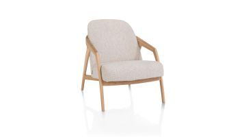 Fauteuil Dante in crèmekleurige boucléstof met eikenhouten frame, gezien schuin van voren.