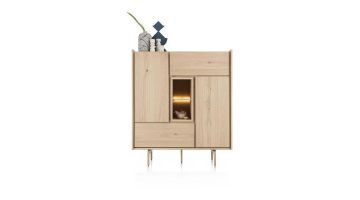 Highboard Valgard in naturelkleurig eikenfineer met ledverlichting en een greeploos ontwerp.