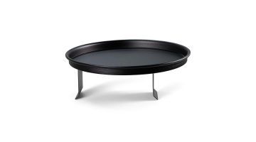 Ronde, zwarte armtafel van metaal staand op een verstelbaar voetstuk op een witte achtergrond.