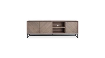 bruin eikenhouten tv-dressoir Baltara van In House. de kast heeft drie deurtjes met een soort visgraatmotief en 2 open vakken. 