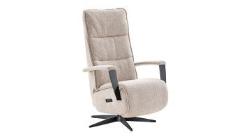 schuinaanzicht stoffen elektrisch verstelbare beige relaxfauteuil Dalero van In House. 