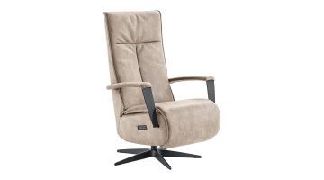 schuinaanzicht bruine microderen elektrisch verstelbare beige relaxfauteuil Dalero van In House met zwart metalen vijfteens poot.
