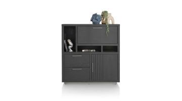 vooraanzicht zwarte vierkante kast Pavie van Henders en hazel. De kast heeft een klep, een deur, 2 lades en 3 open vakken. De deur is deels voorzien van een latjespatroon.