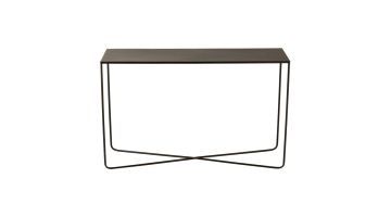 vooraanzicht smalle sidetable van J-Line van zwart metaal. De tafel heeft een smalle poot en onderin gekruist eindigt.