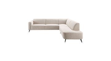 vooraanzicht beige hoekbank Micco van Profijt Meubel. De bank heeft afgeronde hoeken, 1 armleuning en zwart metalen pootjes.