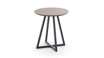 Hoge bijzettafel Ginza van Baenks heeft een rond tafelblad van HPL en 4 zwart metalen poten die elkaar op de grond tegenkomen in een kruis.