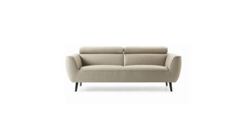 Vooraanzicht van Évidence bank Viana in licht beige bekleding met twee verstelbare hoofdsteunen, afgeronde armleuningen en zwarte taps toelopende poten.