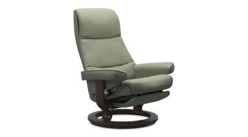 Stressless View fauteuil in groen Paloma-leer met slanke, verlengde rugleuning.