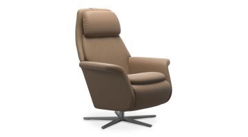 Vooraanzicht van de beige Stressless Sirius stoel met comfortabele rugleuning.