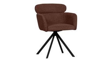 schuinaanzicht bruine stoffen draaibare eetkamerstoel Fenne van woood. de zitting heeft de vorm van een kuipje en heeft armleuningen. De vier zwart metalen poten komen samen aan de onderkant van de zitting.