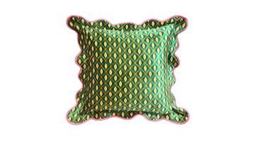  voorkant fluwelen sierkussen met een retro look door het gebruik van de kleuren groen, geel en roze. De rand is grof schulpachtig en is afgestikt met roze.