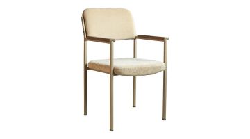 Eetkamerstoel met rechte armleuningen in een beige stof en taupe metalen frame.