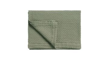 Pure 82 bedsprei in olijfgroene kleur thyme, van 100% katoen met blokjesstructuur en omgeslagen hoek, tegen witte achtergrond.