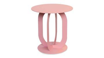 Roze ronde bijzettafel met modern design, metalen basis en opengewerkte pootconstructie.