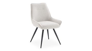 Beige eetkamerstoel Laki met zwart metalen poten, afgewerkt met een sierbies en horizontaal stiksel op de rugleuning. Vooraanzicht.