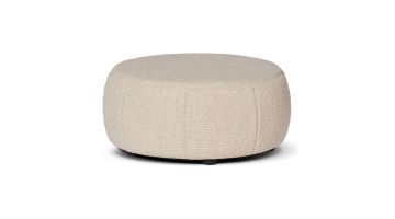Poef Barrell van Design on Stock, een lage ronde poef in een lichte beige stof.