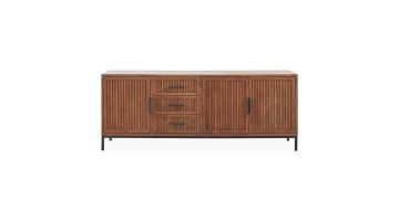 Vooraanzicht van dressoir Maverna van mangohout met lamellen deuren en laden, gecombineerd met een zwart metalen frame.