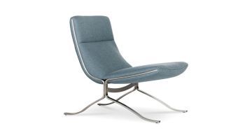 Zijkantaanzicht van Fauteuil Juno met een zachtblauwe bekleding en een slank metalen frame.