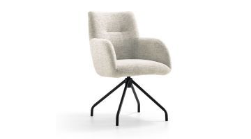 Beige eetkamerstoel Shibuya met armleuningen en een zwart metalen onderstel, bekleed met een gestreepte stof. Perspectief vooraanzicht.