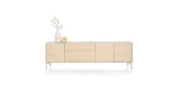 Modern dressoir Niora met lichte eikenfineer deuren en lades, minimalistisch ontwerp op metalen poten, gedecoreerd met een vaas en kaarsenhouder.