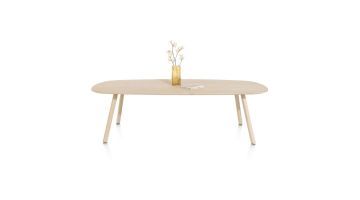 Vooraanzicht van eetkamertafel Niora met licht eikenfineer blad en slanke houten poten, gedecoreerd met een vaas met bloemen, minimalistisch en modern design.