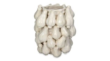 Unieke bloempot Garlic van geglazuurd aardewerk met knoflookvormige details. Perspectief aanzicht.