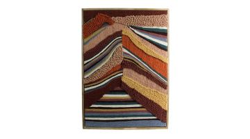 Muurdecoratie van kleurrijke katoenen stoffen in gelaagde structuren in stevig houten frame.