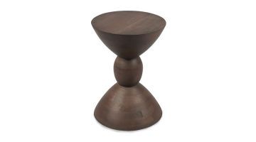 Bijzettafel Ron in close-up, waarbij het unieke ontwerp en de donkere houtafwerking goed zichtbaar zijn.