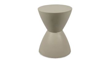 Bijzettafel Abbey van mangohout in een uniek, modern design met een zachte beige kleur, ideaal als opvallend element in diverse interieurs.