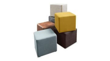Verschillende gekleurde poefs van model Hebera, gestoffeerd in diverse trendy stoffen en kleuren, ideaal voor elk interieur.