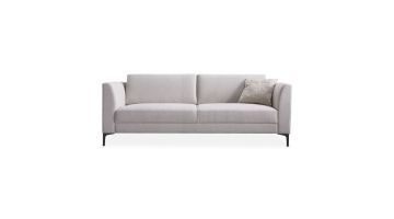 Moderne beige 3-zitsbank Gulnare met losse rugkussens en zwarte metalen poten. Inclusief sierkussentje. Vooraanzicht.