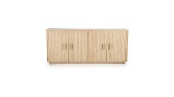 vooraanzicht van een laag licht houten dressoir Rosenborg met verticale ribbels op de 4 deuren, een strak en minimalistisch ontwerp.