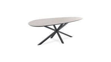 zijaanzicht organische eettafel Canarias. de tafel heeft een zwart metalen kruispoot en een kiezelvormig grijs blad.