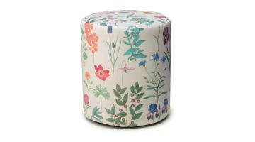 Velours poef Marigold met een kleurrijk bloemenpatroon op een lichte achtergrond, ideaal als voetenbank of decoratief element.